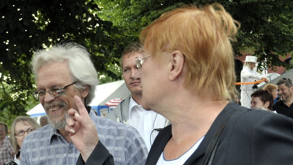 Tohtori Pentti Arajärvi esiintyi silmä mustana Unikeonkesteillä Naantalissa.