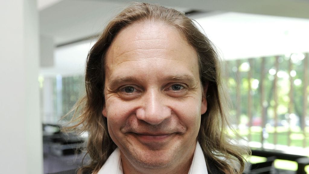 Eppu Salminen nähdään välillä Sleepy Sleepers -bändin keikalla.