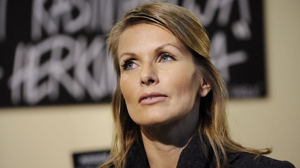 Tanja Karpela huolehtii eläinten hyvinvoinnista.