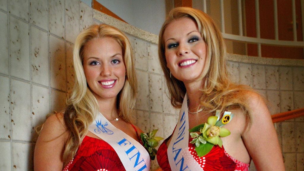 Piritta Hannula ja Anna Strömberg Miss Suomi -kilpailussa 2003.