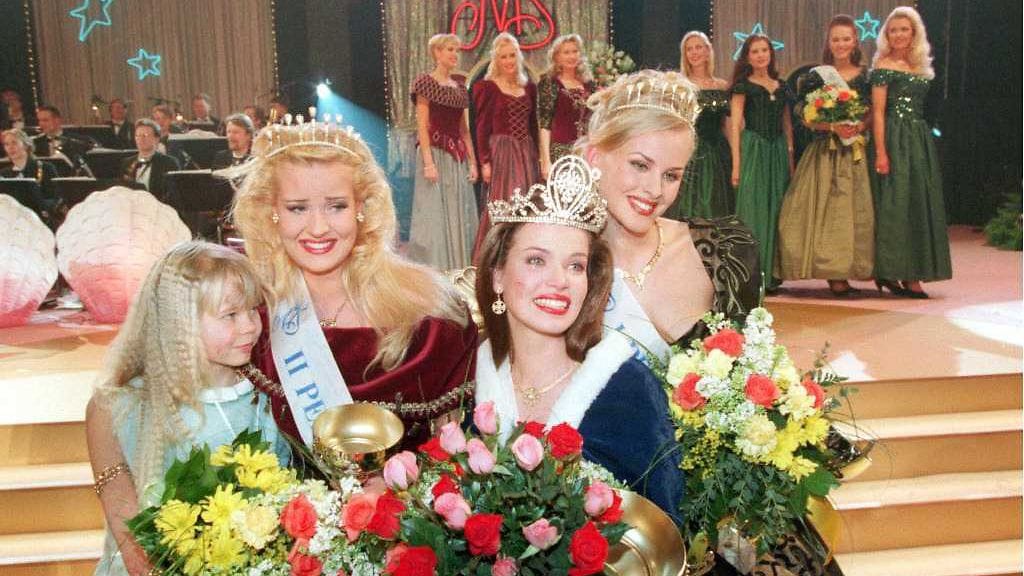 Toinen perintöprinsessa Carmen Mäkinen kuvassa Miss Suomi Heli Pirhosen vasemmalla puolella.