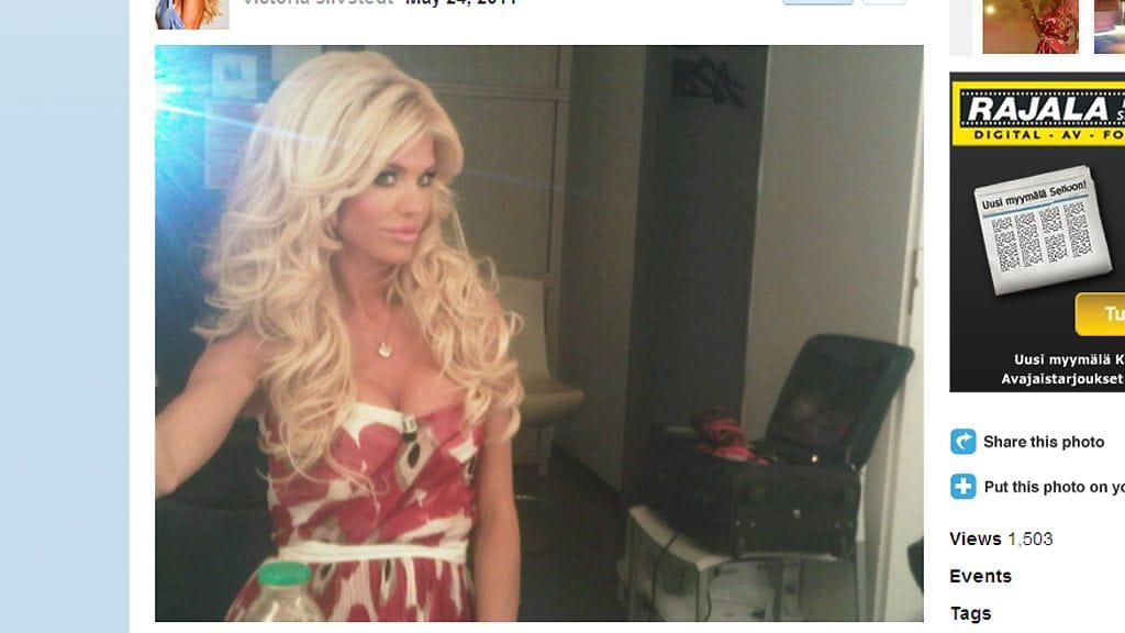 Victoria Silvstedt oli pukenut ylleen feikki-Marimekkoa.