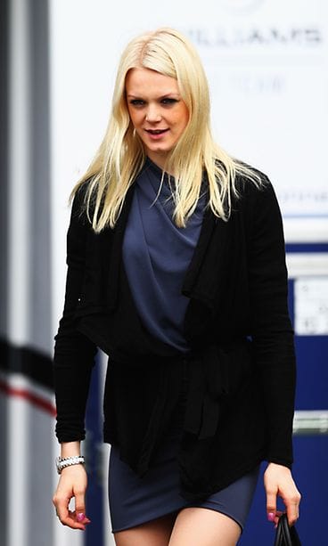 Uimari Emilia Pikkarainen kannusti poikaystävänsä F1-debyyttiä.