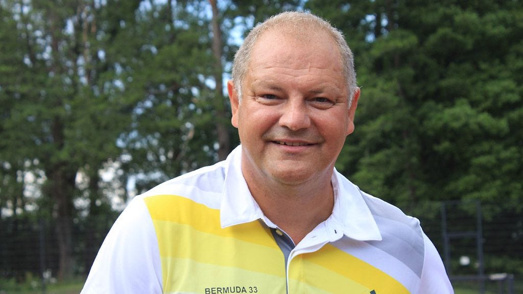 Kiekkolegenda Esa Tikkanen saapui Bermuda-turnaukseen perheensä kanssa.