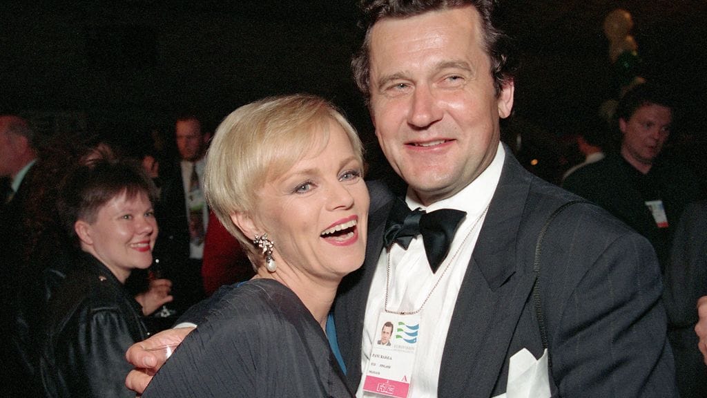 Katri Helen aja Panu Rajala euroviisujen päätösjuhlassa Dublinissa 1993.
