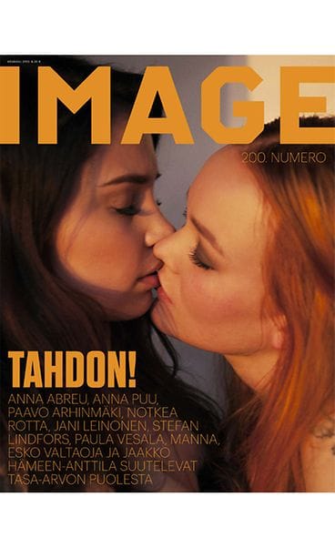 Anna Abreu ja Anna Puu suutelevat Image-lehden kannessa.
