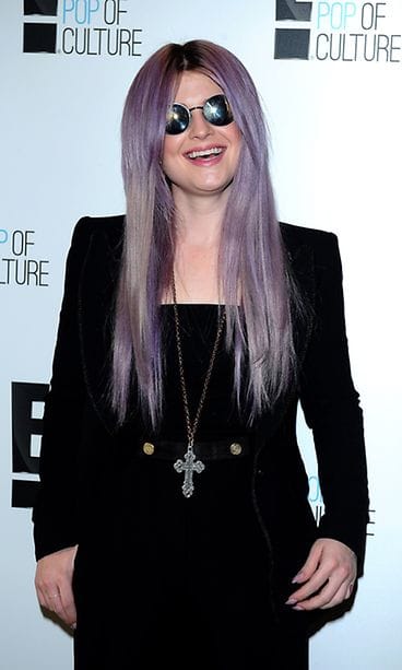 Kelly Osbourne edusti mustissa.