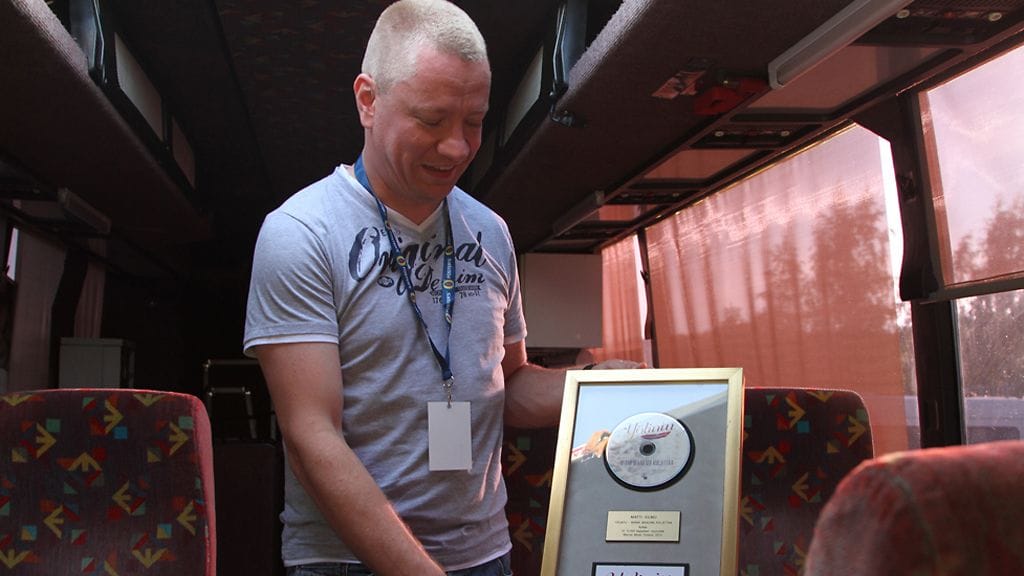 Yölinnulle luovutettiin Iskelmä festivaalien keikan yhteydessä kultalevy Minne maailma kuljettaa -albumista.