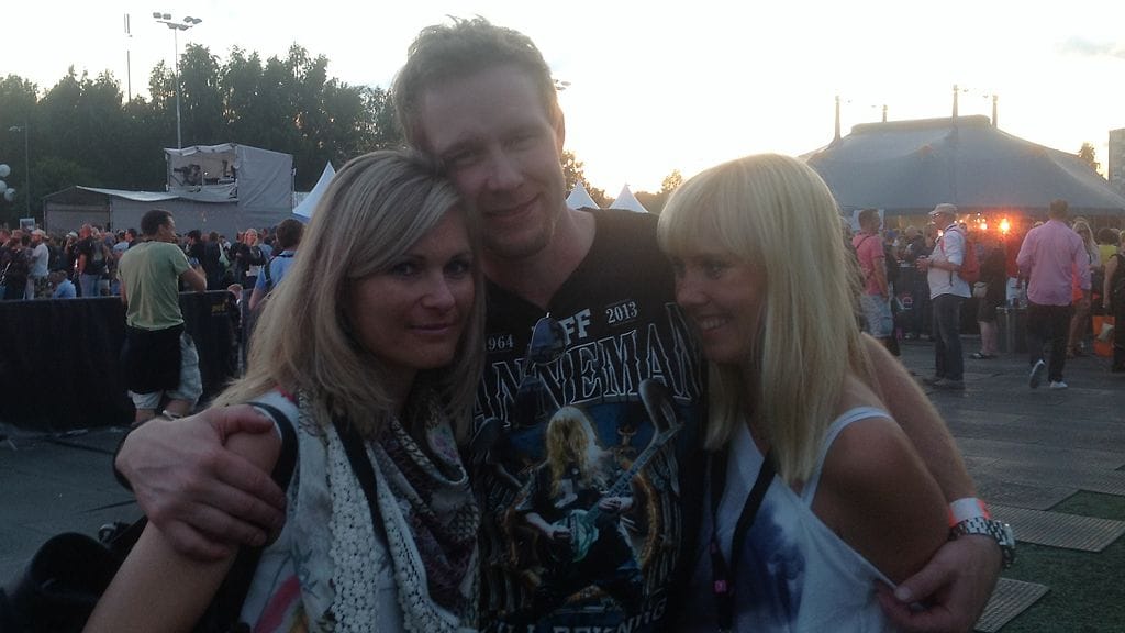 Janne Niinimaa siskonsa ja toisen seuralaisensa kanssa Qstockissa.