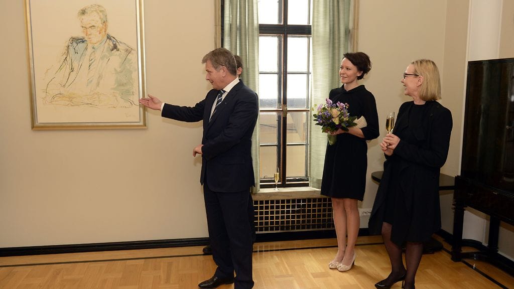 Presidentti Niinistö esitteli uutta muotokuvaansa. Taustalla puoliso Jenni Haukio ja taiteilija Marjatta Tapiola.