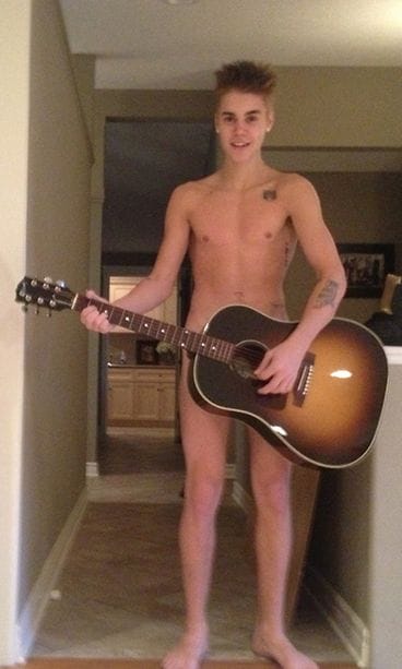 Justin Bieber yllätti kiitospäivän vieraat laulamalla serenadin ilman rihmankiertämää.