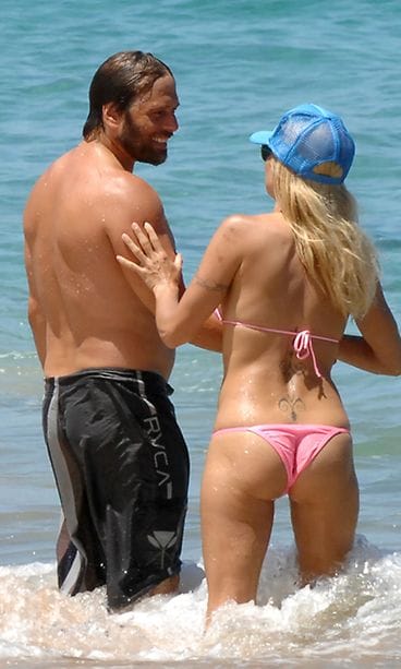 Pamela nautti aalloista yhdessä poikaystävänsä Rick Salomonin kanssa.