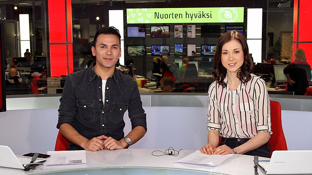 Antonio Flores ja Laura Lepistö nähdään lukemassa uutisia.