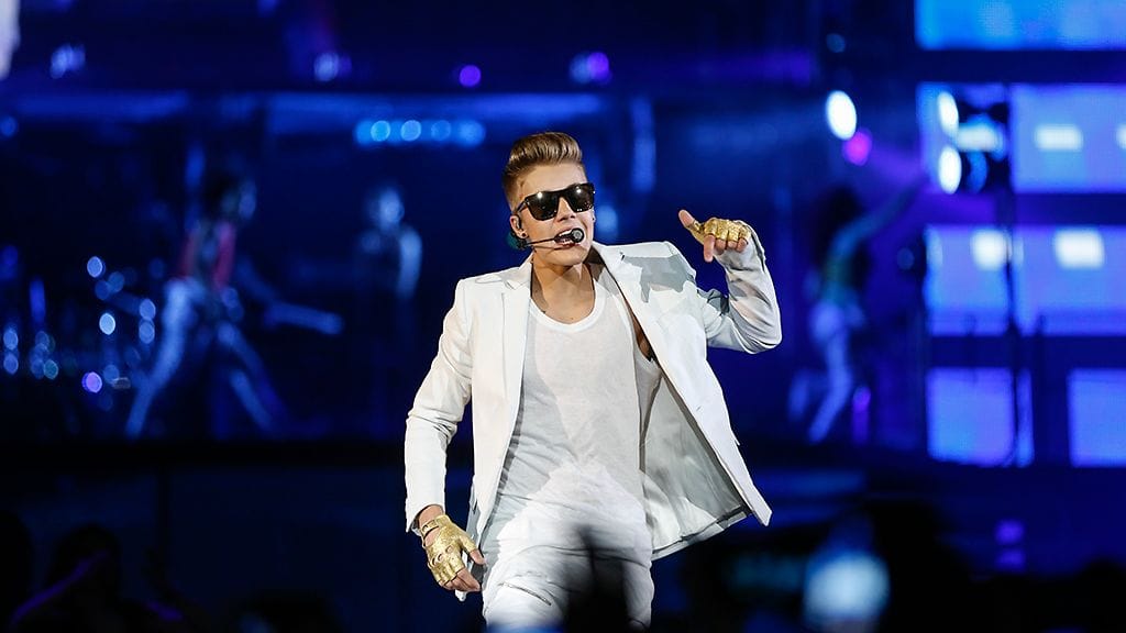 Justin Bieber luotti valkoiseen esiintymisasuun.