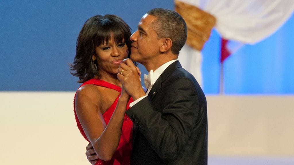 Barack ja Michelle Obama tanssivat maanantai-illan juhlallisuuksissa.