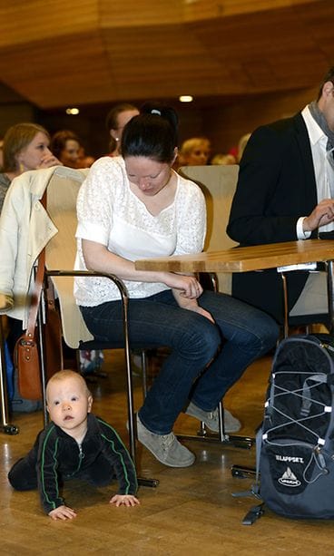 Anni Sinnemäki toi poikansa Rufuksen puoluekokoukseen.