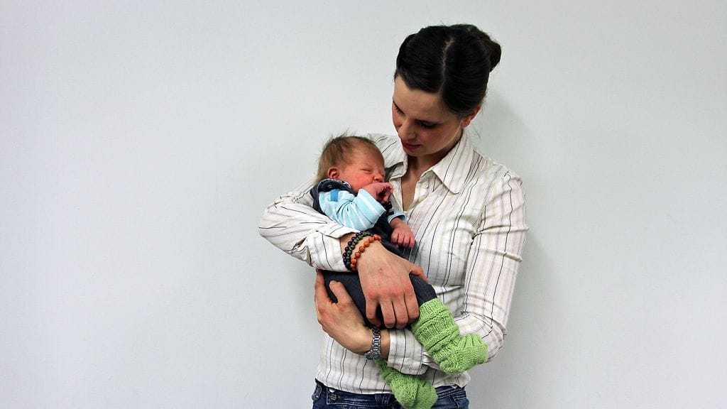 Olga Temonen ja pieni, kolmeviikkoinen poikavauva.
