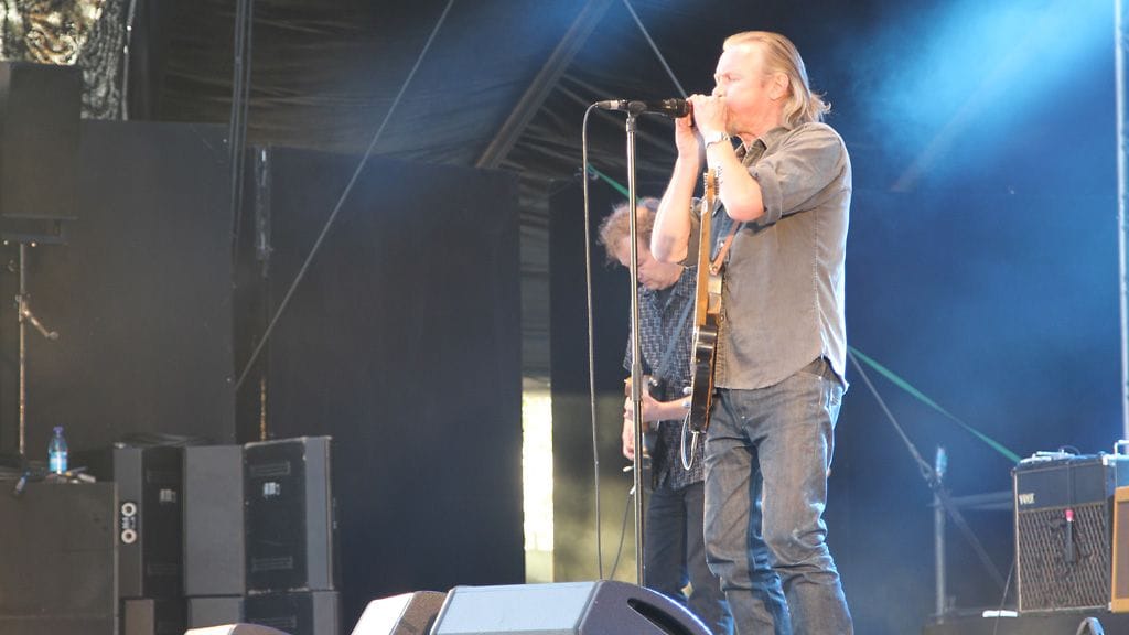 J. Karjalainen esitti Mennyt mies -biisiä, kun lavalle lensi vessapaperirulla.