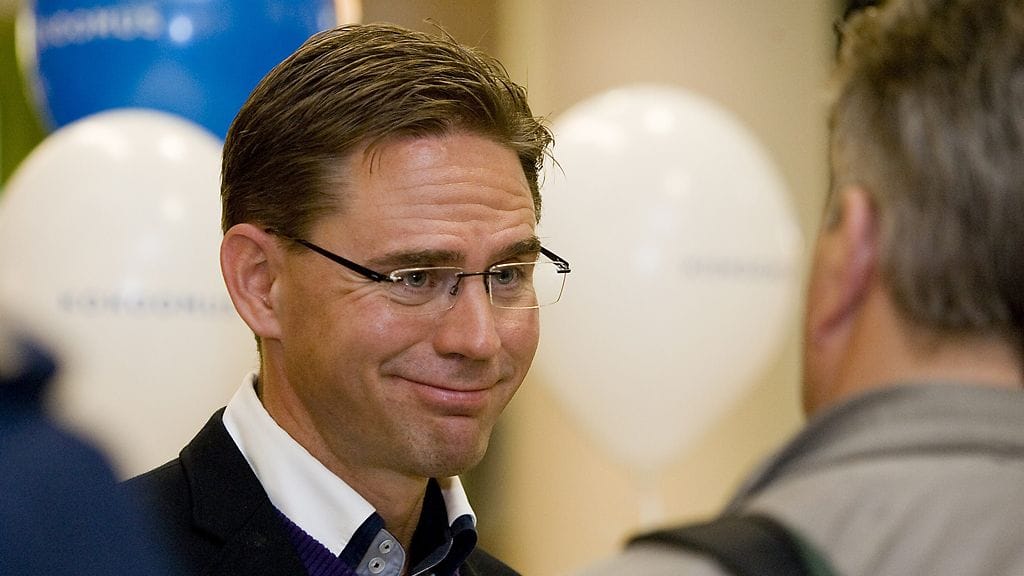 Jyrki Katainen tapaamassa ihmisiä kokoomuksen ministeriryhmän kesäkokouksen yhteydessä Joensuussa 14. elokuuta 2013.
