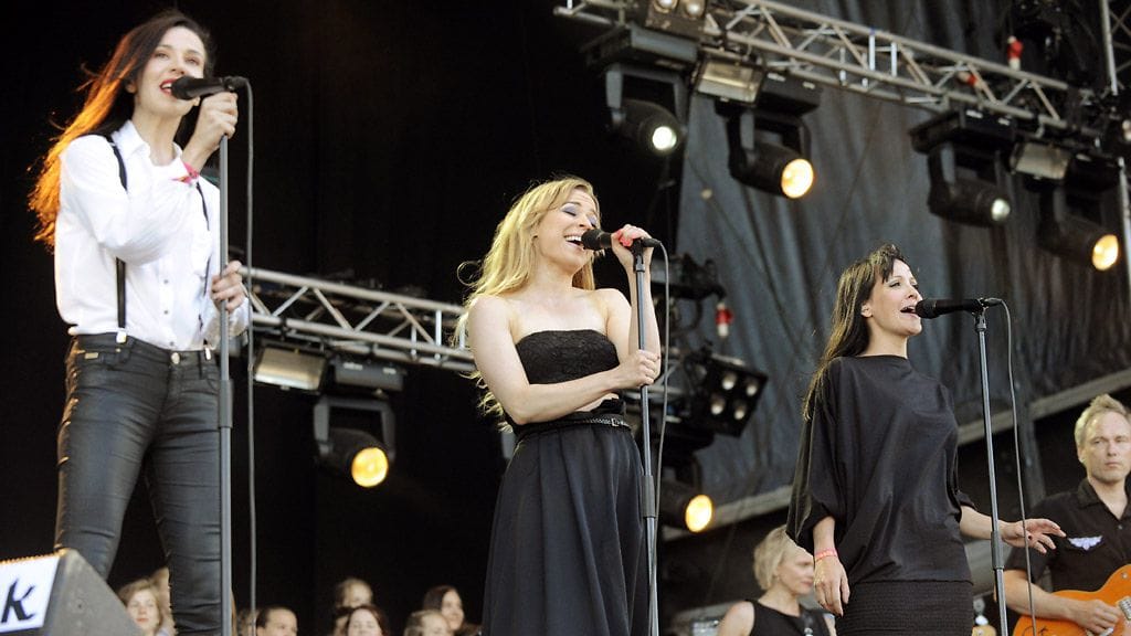 Manna, Paula Vesala ja Vuokko Hovatta lavalla Kerkko Koskisen kollektiivin keikalla kesällä 2013.