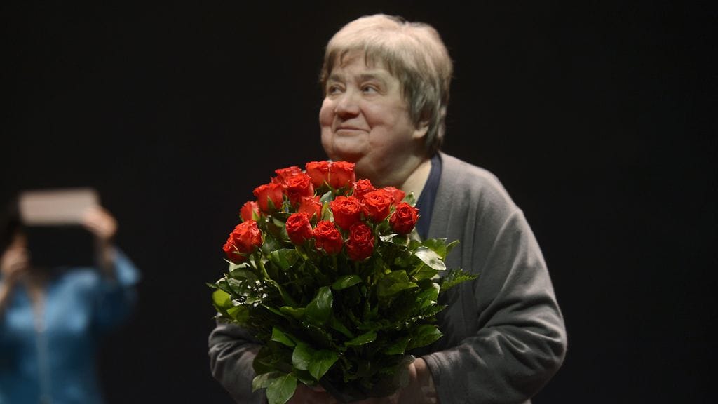 Ritva Valkama otti vastaan viimeiset aplodit yleisöltä.