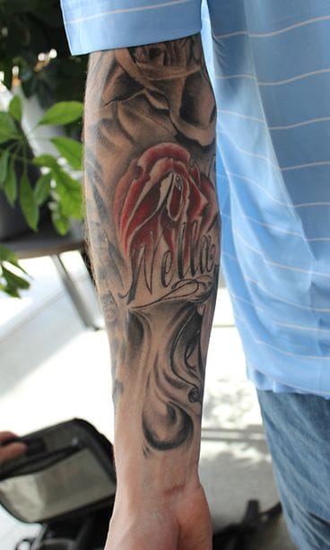 Aaltosella on tyttären nimi tatuoituna ihoon.