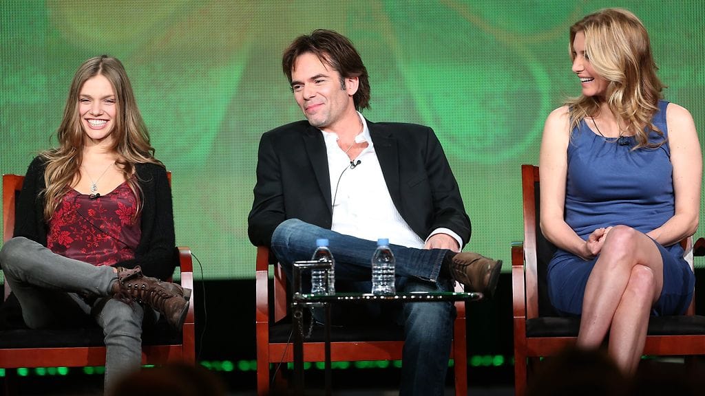 Tracy Spiridakos, Billy Burke ja Elizabeth Mitchell tähdittävät Revolution-sarjaa.