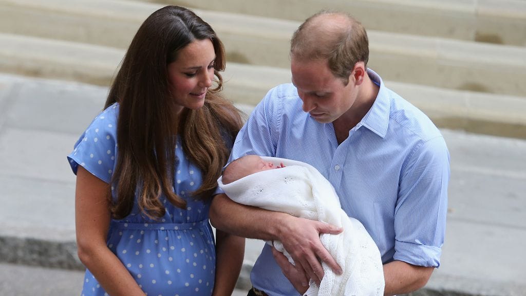 Onnelliset vanhemmat sairaalan edessä.