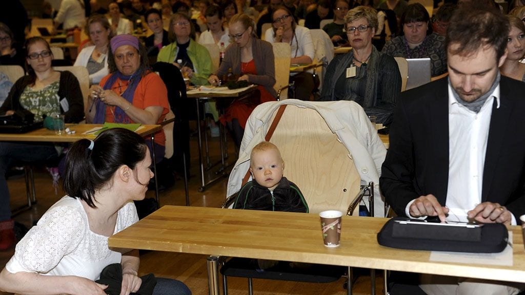 Anni Sinnemäki ja Rufus vihreiden puoluekokouksessa.