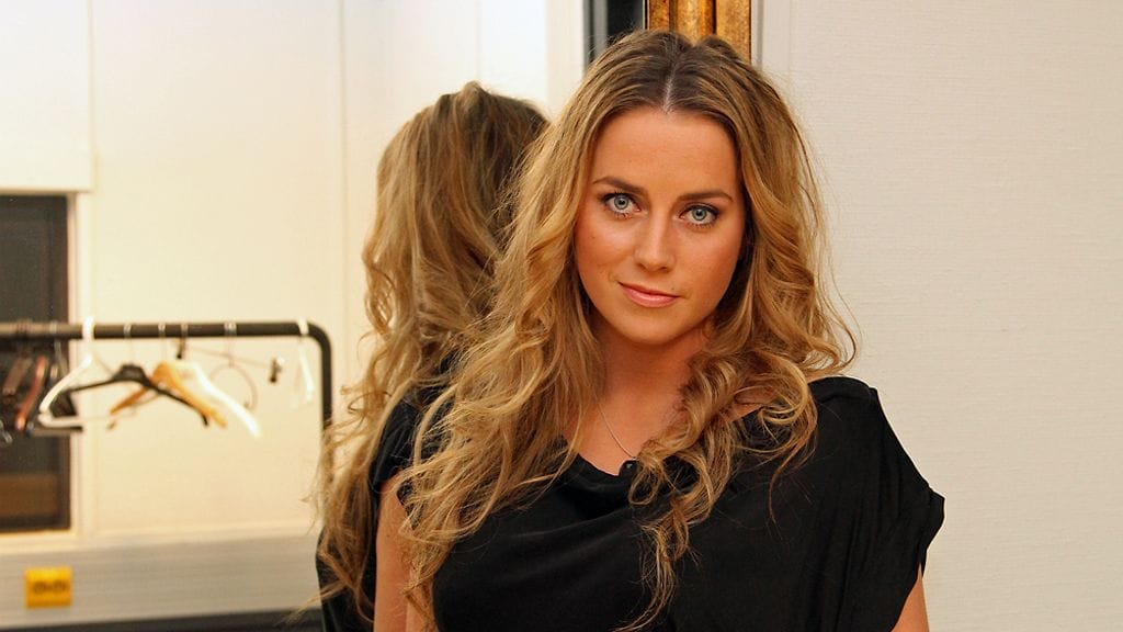 Iina Kuustonen kiertää monologinsa kanssa Suomen laitoksia.