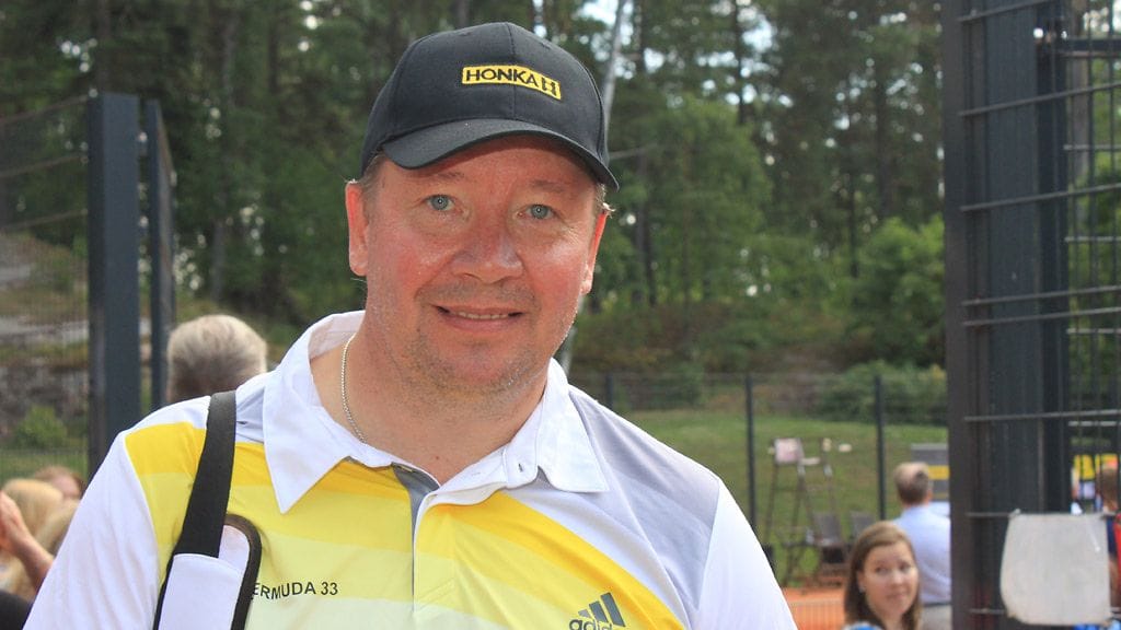 Jari Kurri nauttii kesästä mökkeillen.