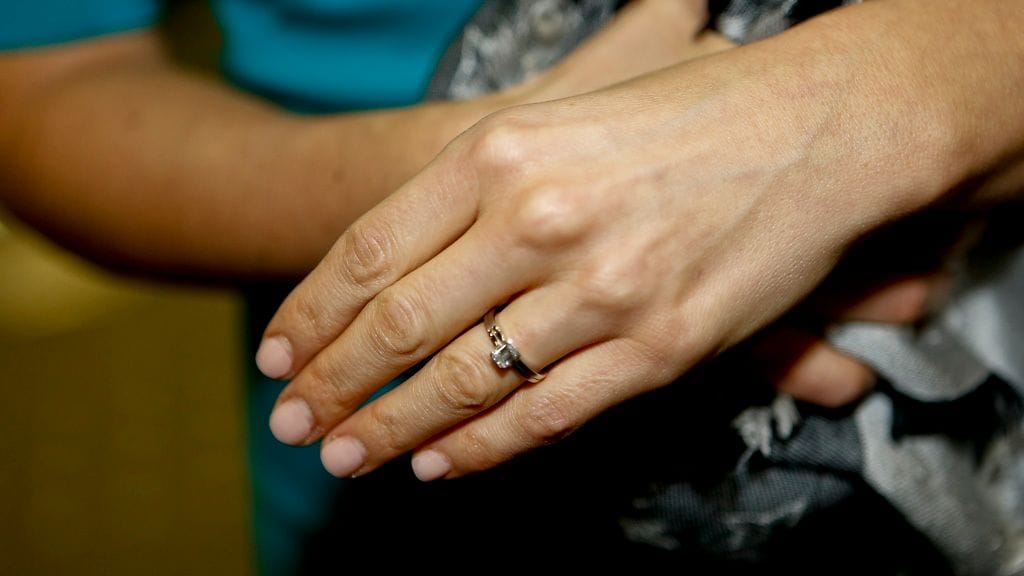 Jaana Pelkonen esitteli kihlasormuksensa.