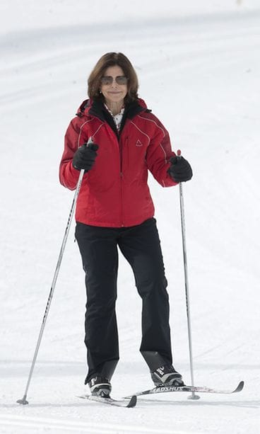 Kuningatar kirmaisi hiihtoladulle.