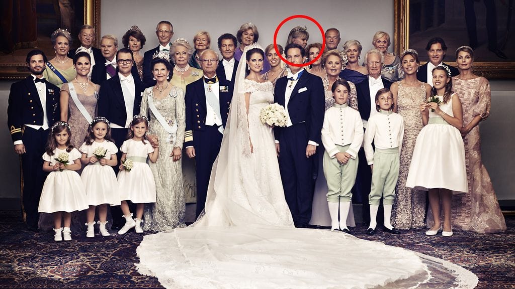 Birgitta katseli seinille myös Madeleinen ja Chrisin hääkuvassa.