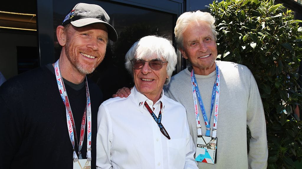 Elokuvaohjaaja Ron Howard, Bearnie Ecclestone ja näyttelijä Michael Douglas yhteiskuvassa.
