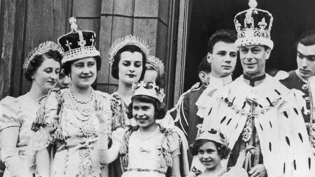 Kuningas Yrjö VI kuningatar Elisabetin ja tytärtensä prinsessa Elisabetin (nykyinen kuningatar, keskellä) ja prinsessa Margaretin kanssa vuonna 1937.
