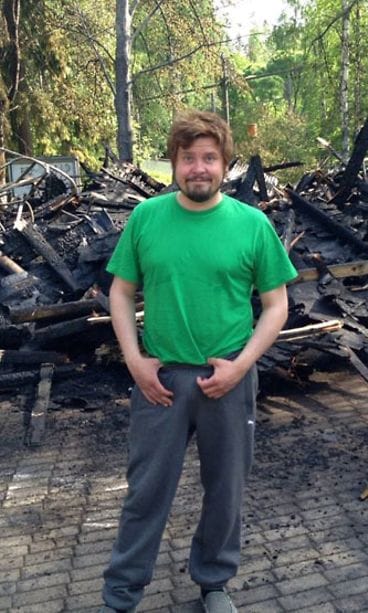 Janne Kataja poseerasi Törnävän saarilavan raunioissa