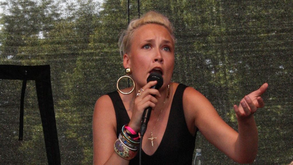 Ruskettunut Jippu esiintyi DBTL-festivaaleilla.