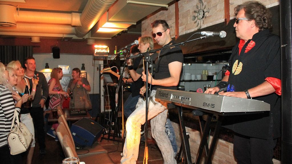 Fanit kerääntyivät eturiviin katsomaan Matin esiintymistä.