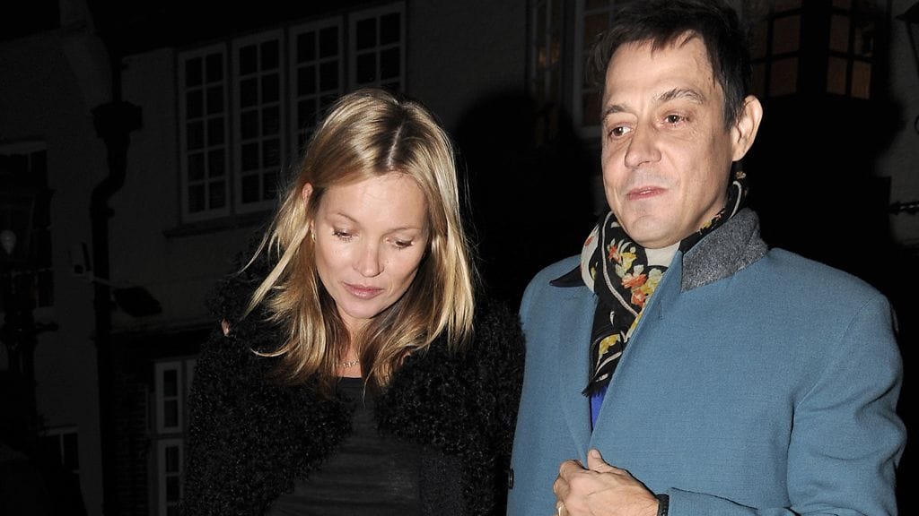 Kate Moss ja Jamie Hince matkalla lähipubiin.