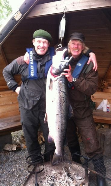 Janne Niinimaa (vas.) ja Ari Helminen esittelevät ylpeinä jättivonkalettaan.