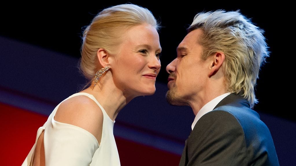 Hollywood-tähti Ethan Hawke muiskautti poskisuudelman Laura Birnille palkinnonjaon yhteydessä.