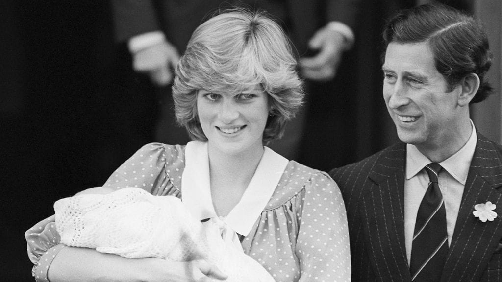Diana ja Charles esittelivät vastasyntyneen esikoispoikansa vuonna 1982.