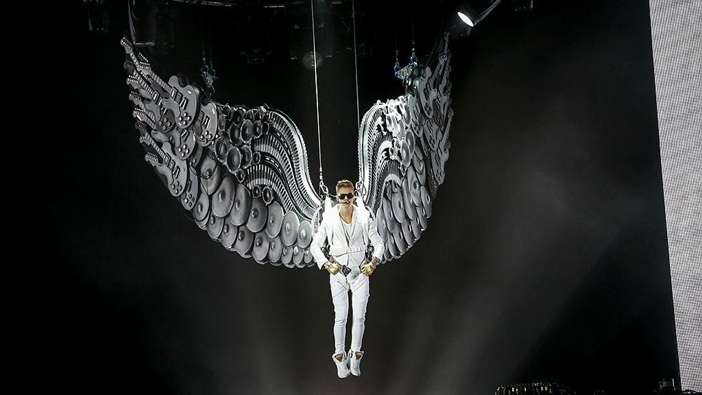 Justin Bieber saapui lavalle näyttävästi.