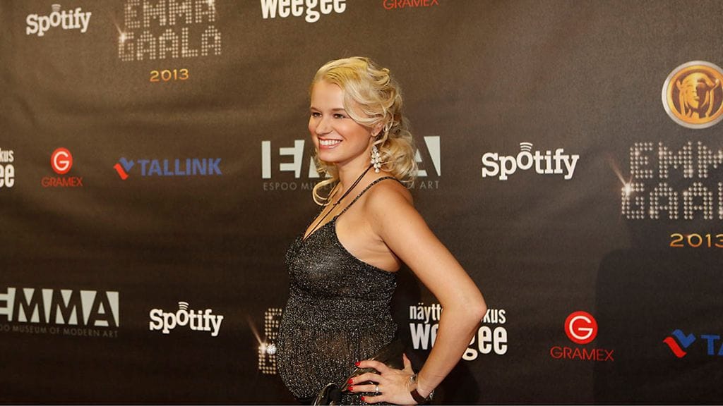 Reeta Vestman esitteli kauniisti pyöristynyttä mahaansa kuvaajille Emma-gaalassa.