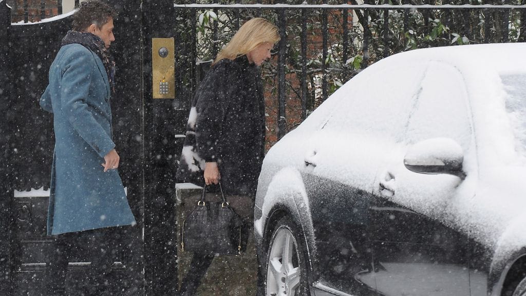 Seuraavana päivänä Kate ja Jamie suuntasivat lentokentälle lumituiskussa.