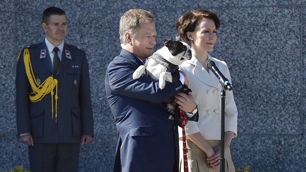Presidentti Sauli Niinistö, rouva Jenni Haukio ja Lennu kuuntelivat ylioppilaiden tervehdyksen.