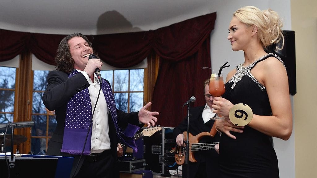 Tomi Metsäketo esitti Maijalle kappaleen.
