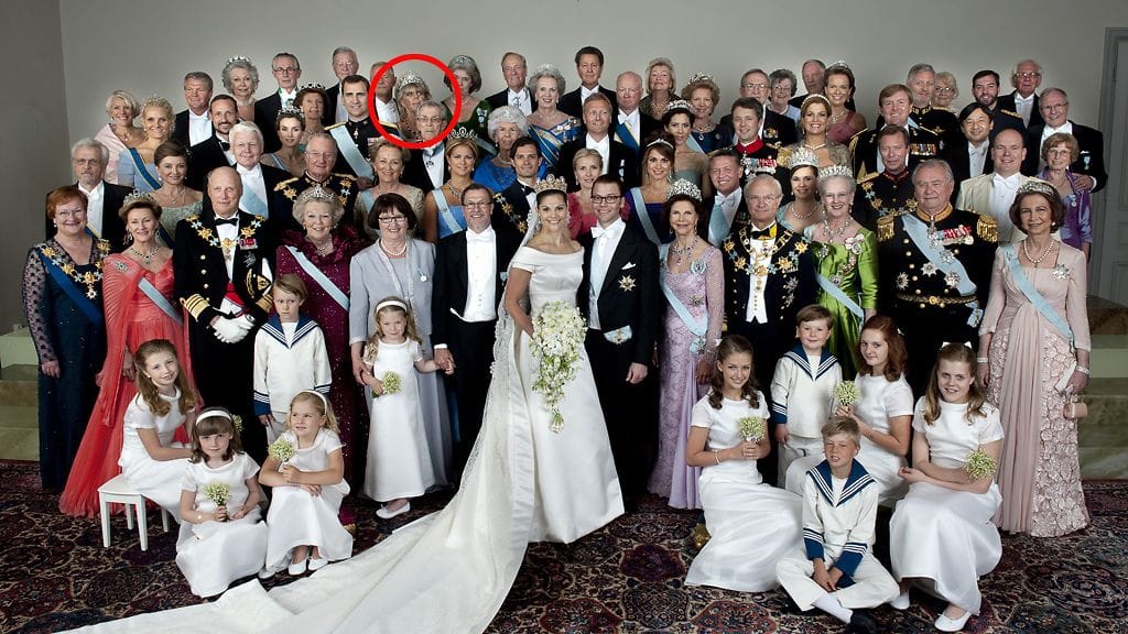 Prinsessa Birgitta katseli yläviistoon Victorian ja Danielin hääkuvassa.