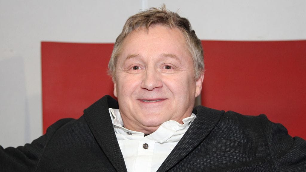 Näyttelijä Allu Tuppurainen tunnetaan Rölli-peikon luojana.